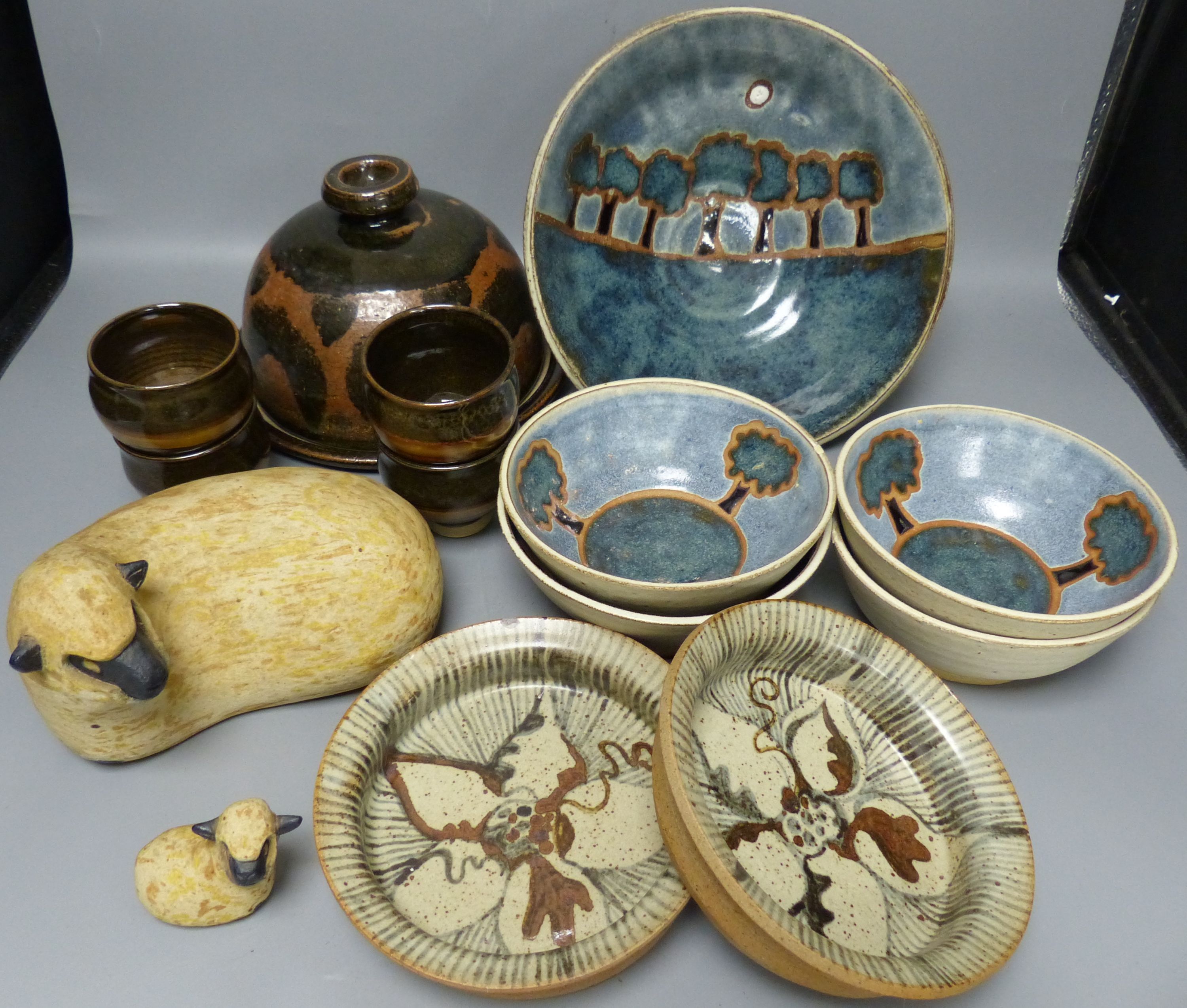 Assorted Winchcombe studio pottery